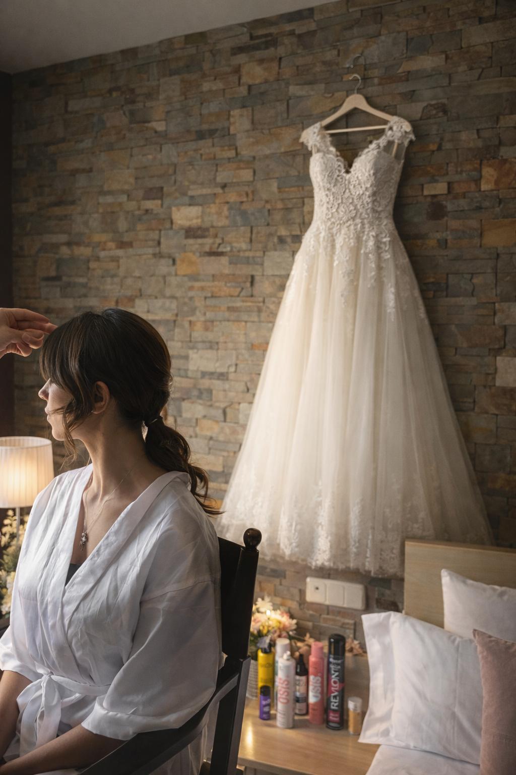Novia preparándose en una habitación del Hotel Vestigia junto a su vestido